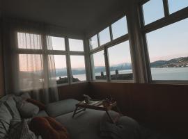 Toppleilighet i sentrum av øystese，位于Kvam的酒店