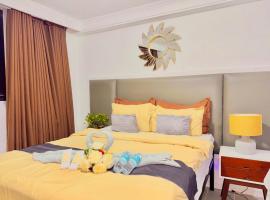 Minimalist studio with Luxury bed Good for 1-4pax High speed WiFi with Netflix Free Pool & Parking，位于Suba的酒店