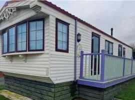 Caravan - Sleeps 4 - Pet friendly - Parking