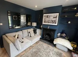 3 Bed Home - Sleeps 6 Garden Pets and very central