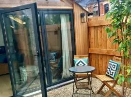 Summerland Summerhouse - Uniquely private, central and stunning