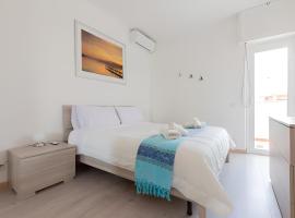 VILLA LILLA Beachfront - Sea View with Parking and Private Garden，位于安齐奥的酒店