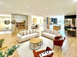 Le Prestigieux - Appartement de Charme en Plein Centre-Ville - Billard - Salle Polyvalente - Terrasse - Piscine & Parking Privé - Proche A7