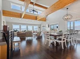 Stunning views sleeps 10 firepit decks hot tub