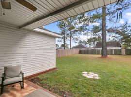 Hidden Lake Hideaway w/fenced in yard 3br 2 bath，位于多森的酒店