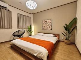 Luna Luxury 4BR Family Villa with Parking - 2 mins from Osaka-ko Station, near EXPO, USJ, Kaiyukan，位于大阪的乡村别墅