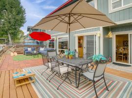 Waterfront Clear Lake Home with Game Room and Deck!，位于Nice的酒店