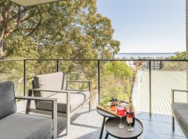 Sunset Towers 11, 25 Donald St - stunning water views, air con, Wi-Fi and Linen provided，位于尼尔森湾的带停车场的酒店