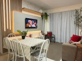 Apto Alamanda - 2 Quartos - Apto todo climatizado, aconchegante, confortável e de frente para avenida principal!