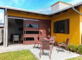 A Casa Amarela -Edícula Gaivota -Conforto e tranquilidade próximo ao mar