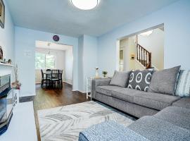 Winter Family Retreat-Snow Play & Ski Hills Nearby，位于巴里的酒店