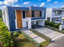 Great villa with pool table，位于拉罗马纳的酒店