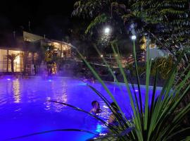 陶波德布雷思汽车旅馆，位于陶波的带泳池的酒店