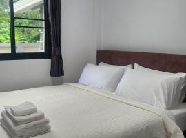 SRE- David Family Holiday Home，位于美索的带泳池的酒店