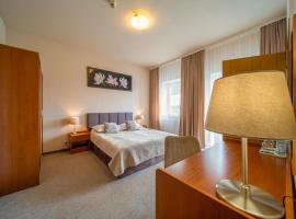 NOVA Centrum Hotel，位于拉多姆Radom-Sadkow Airport附近的酒店