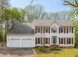 Quiet 2-Story Home Garden View & Large Kitchen，位于费尔法克斯的酒店