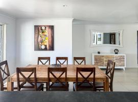 The Ranch 4brm,3bth,AC,Pool，位于Glenella的酒店