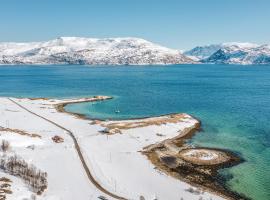 Serviced Farmhouse - Kvaløyvågen Gård，位于Kvaløya的酒店