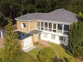 5 Bed House - Pool - Hot Tub - Sauna - Pool Table - Near New Forest and Beach - Sleeps 12