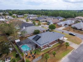 Family Milton Home with Private Pool，位于米尔顿的酒店