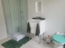 1Bed Apartment Sleeps 2 - Parking Wifi