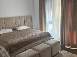 Adela & Robert Home cu piscină și parcare privată