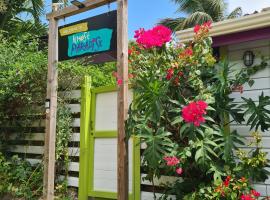 Almost Paradise Cottage Retreats，位于Sauteurs的酒店