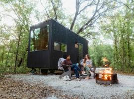 Postcard Cabins Brazos Valley, Outdoor Collection by Marriott Bonvoy，位于Navasota的露营地