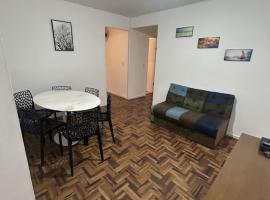 Apto com cozinha e lavanderia，位于约恩维利的酒店