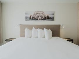 Private Luxury Room- C - King bed, Centrally Located , Free Shuttle to ski Hill and Resort, Coffee，位于蒙特朗布朗的酒店