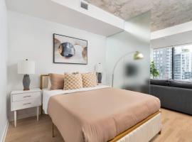 Urban Oasis Condo with Cafe & Bar at Your Doorstep，位于多伦多的酒店
