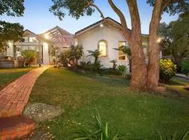 Serene & Classic Family Retreat by the Yarra