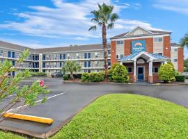 Suburban Studios Stuart near Federal Hwy 1，位于斯图尔特的酒店