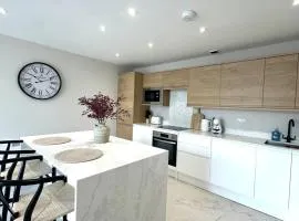 Newly renovated 1BD City centre escape