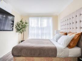 Cheerful 4 bedroom home with parking on premises，位于乐蒂山的酒店