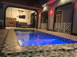 Heavenly ApHEARTment With a Swimming Pool，位于多多马的酒店