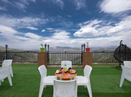 Charvi Regency I Vacations I Conference I MICE I Family Events I Open Air Terrace I Sky Bonfire I Wooden Rooms With Pvt Balconies I Charvi Retreat by Exotic Stays，位于库夫里的酒店