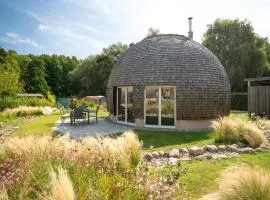 Kugelhaus Kugellager - Besonderer Rückzugsort in runder Bauweise - reduziert, ruhig und naturnah am Tollensesee