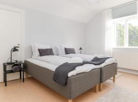 Bright, fresh apartment in the heart of Kopparberg，位于Kopparberg的酒店