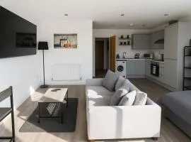 LT 0 - Studio Apartment - Free Street Parking