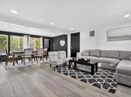 Greenway Getaway-Private Huge outdoor fun, Game,Navy，位于Beach Park的酒店