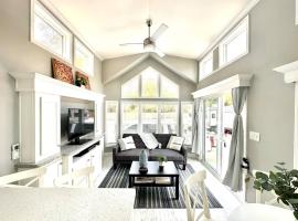 New Tiny Home- Paddle Boards, Kayaks, Pool, Marina，位于基拉戈的酒店