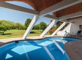 Casa Mexicana con Alberca Techada y Jardín