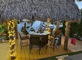 Waterfront Tiny House w Pool, Beach, and Boat Dock，位于基拉戈的小屋