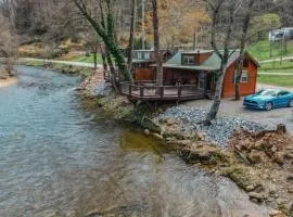 Tiny Bearadise - Riverfront Cabin, Deck, Fire Pit & Near the Smoky Mountains!