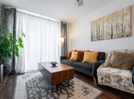 Cozy Family Home Near Montreal，位于布罗瑟德的酒店