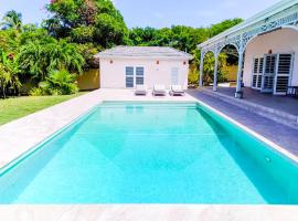 Turtle Cove House by Le Haus，位于Matthews的酒店