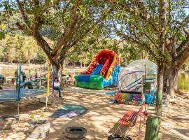Parque Pousada Macaquinho Turismo，位于塞拉内格拉的酒店