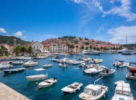 Hvar Riva Rooms，位于赫瓦尔的度假短租房