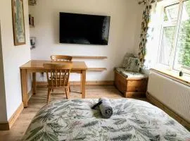 Peaceful Large Double Room l 55inch TV l Garden View